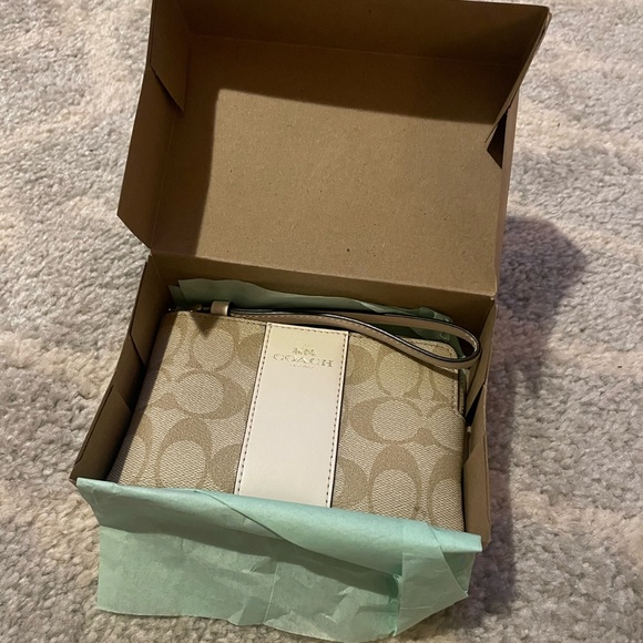 Brand New Coach Wristlet in Box - Picture 2 of 4
